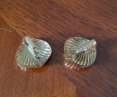 Vintage 1980s 1990s Goldtone Leaf Shaped Clip Earrings