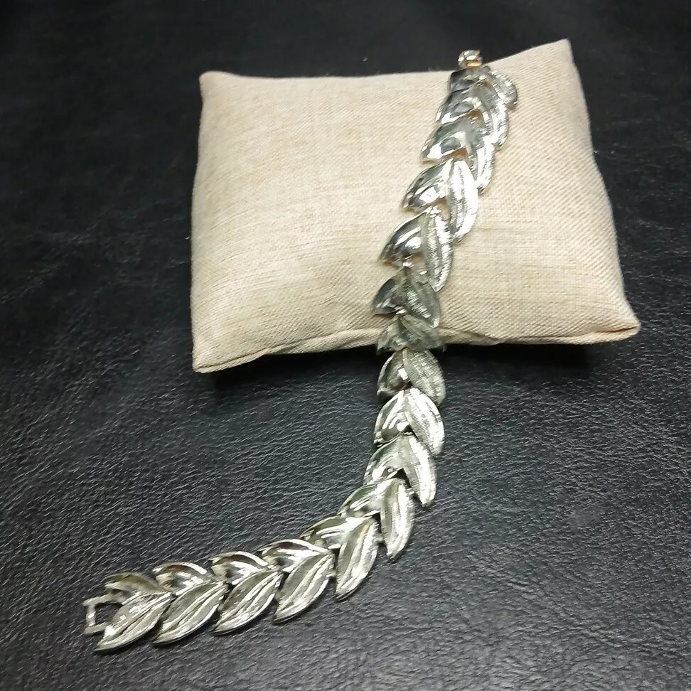 Vintage Textured And Polished Leaves Link Bracelet Silver Tone. 10883