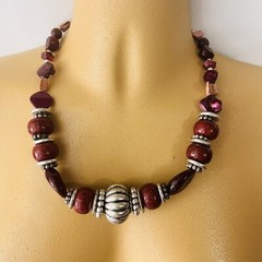 Vintage Lucite Necklace Wine Red Burgundy Silver Chunky Beads Shell PRETTY 1401