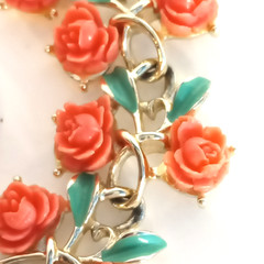 1960 Double Row Coral Celluloid Roses w Green Enamel Bracelet Gold Tone 7″ EUC