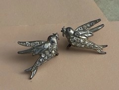 BEAUTIFUL VINTAGE EARLY ART DECO SWALLOW BIRD PASTE POT METAL SCREWBACK EARRINGS