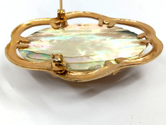 Mother Of Pearl Oval Brooch Gold Tone Bezel 1 1/8″ x 1 1/2″ Vintage MOP