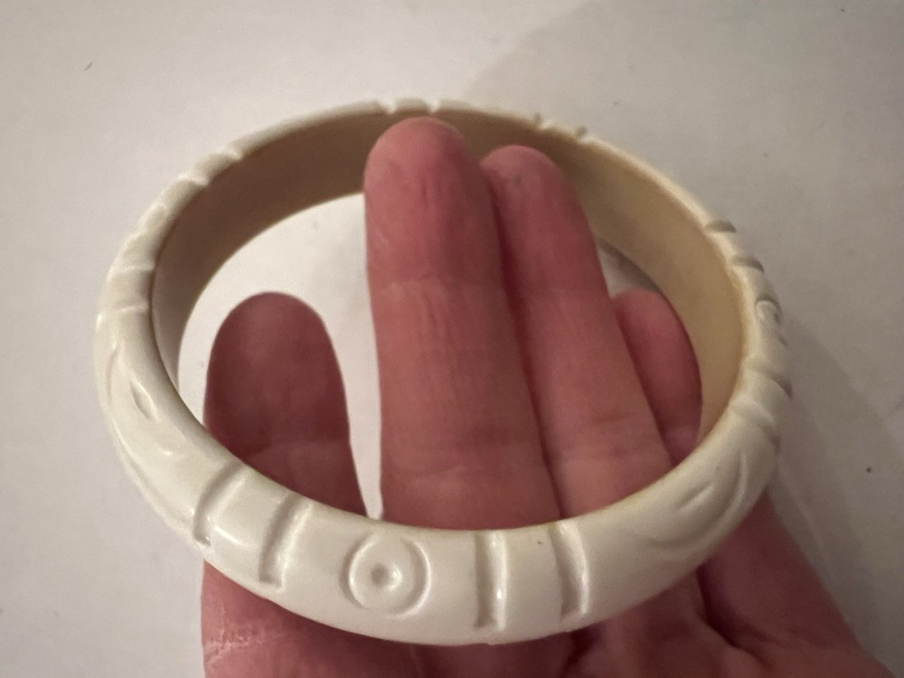 Vintage Style Resin Bangle Elegant Cream/Beige Carved Bracelet Jewelry