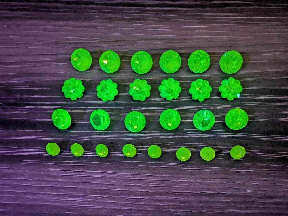 Uranium Glass Rhinestone Lot round dentelle and flower Cut