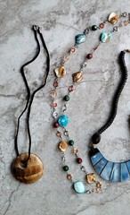NICE JEWELRY LOT VTG -MOD BEADED NECKLACES GLASS SHELL INLAY LUCITE WOOD PENDANT
