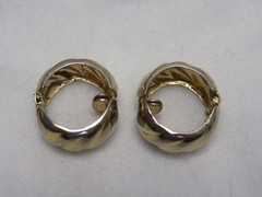 EARRINGS – VINTAGE GOLD TONE CLIP-ON EARRINGS