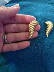 Vintage Gold Tone Leaf Wings Earrings, Textured, Clip On, EUC, 1.25”, VTG
