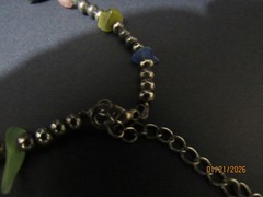 VTG. STYLE POLISHED GLASS STONES & METAL BEADS WITH PENDANT APPROX 28″