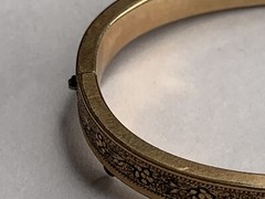Vtg 60s Gold Plated Hinged Bangle Bracelet 1/4”w Floral Etched Detail Oval Shape