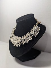 Vintage 1950s-1960s White Daisy Choker Necklace With Hook Clasp Costume Jewelry