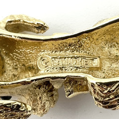 BOUCHER vintage dog brooch – gold-tone sitting poodle w/ bow pin – 7702P signed