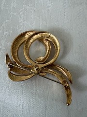 Vintage Monet Gold Tone Ribbon Swirl Brooch – 2″ x 2¼” – Signed – Excellent Cond
