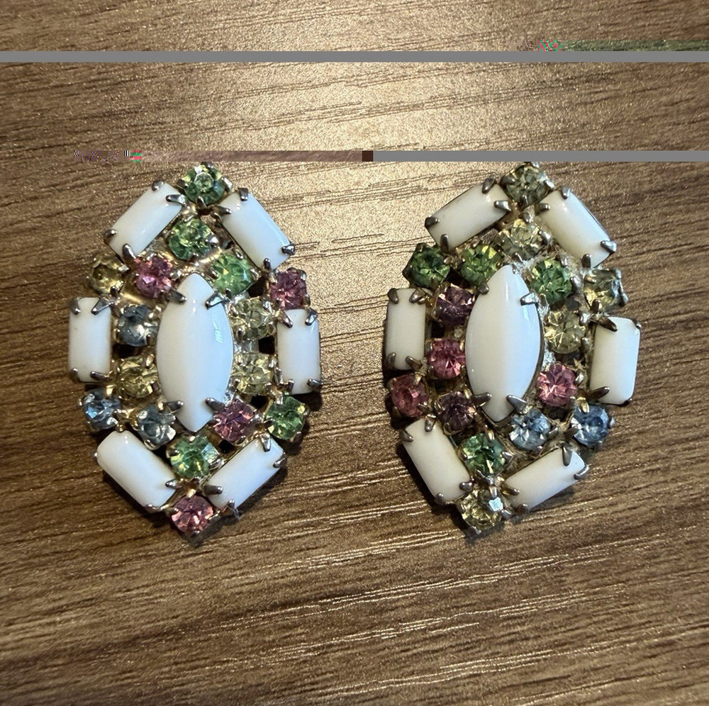 Vintage Weiss(?) milk glass earring