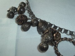 VINTAGE ROXSANN SIGNED RUNWAY ETCHED LINK CHUNKY BRASS DANGLE CHARM NECKLACE