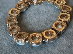 Vintage Beautiful Pale Green Button Disc Bracelet GV9 Marked
