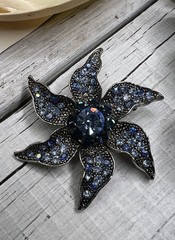 MODERN BROOCH PIN BLUE RHINESTONE DARK SILVER TONE COSTUME JEWELRY WOW 💙