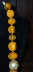 Vintage 29″ Bakelite Butterscotch Swirl Confetti Graduated Bead Necklace 141g 9k