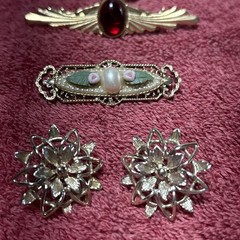 4 Pieces Vintage Costume Jewelry Unmarked 3 Brooches 1 Pair Clip On Earrings