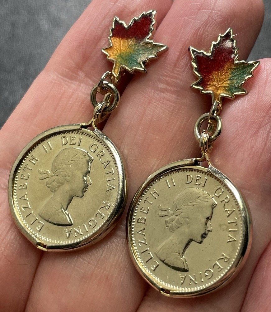 Vintage 1.5” Canadian Coin Maple Leaf Gold Tone Metal Dangle Screw Back Earrings