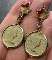 Vintage 1.5” Canadian Coin Maple Leaf Gold Tone Metal Dangle Screw Back Earrings