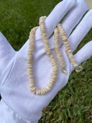 Vintage Hawaiian Puka Shell Bead Necklace 17.75 Inch Graduated up to 8.2mm