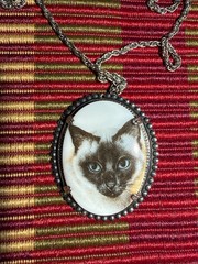 1960’s Vintage Siamese Cat Necklace With 20 inch Chain, Ceramic