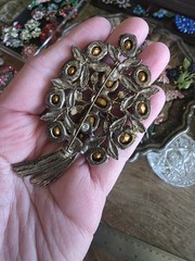 Beautiful Vintage Pot Metal Glass Rhinestone Leaf Type Brooch