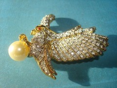 STUNNING SIGNED AD2001 EAGLE W/PEARL PAVE’ CRYSTAL RHINESTONES BROOCH GOLD PLATE