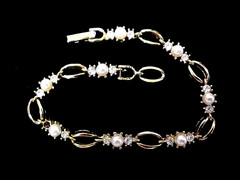 Vintage Gold Tone Faux Pear & Faux Diamond Open Oval Link Bracelet 7 1/2″