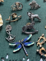 Brooch and pin lot Stickpin Brooches Gold Silver Tone Metal Mixed Materials Vtg