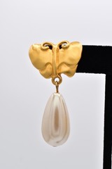 Givenchy Vintage Butterfly Pearl Drop Earrings Brushed Gold Signed 1980s 9D