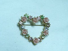 …JJJ signed AVON…Gold Tone,Rhinestones,Lucite Flowers Heart Brooch…