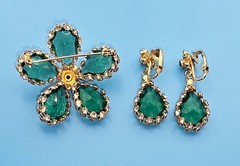 VTG JULIANA (D&E) GREEN & CLEAR CAGED RHINESTONE BROOCH AND EARRING SET