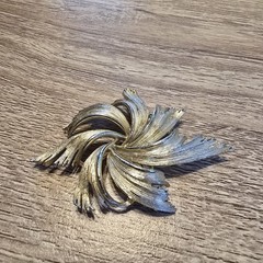Vintage Lisner Gold Tone Swirling Design Brooch 2.5 Inches Signed