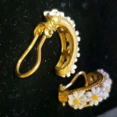 Vintage Dainty Daisy Flower Hand Painted Enamel White Yellow Clip Earrings