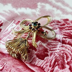 Vtg 1980s Christmas Bow W/ Bell – Gold Tone – Red & Green Rhinestones – 1”x2.5”