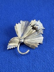 Vintage Tortolani Crislu Floral Ribbed Brooch Silver Tone Scalloped Edge 3 1/8″