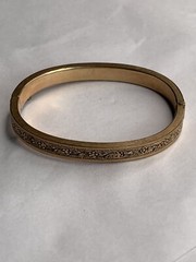 Vtg 60s Gold Plated Hinged Bangle Bracelet 1/4”w Floral Etched Detail Oval Shape