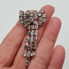 VTG Bow Brooch 2.25in Silver Tone Brilliant Crystal Dangling Rhinestone Estate