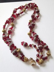 MIRIAM HASKELL 40′ HORSESHOE 2-PC BLOOD RED CÔTELÉ & NUGGET BEAD ICE R/S ACCENTS