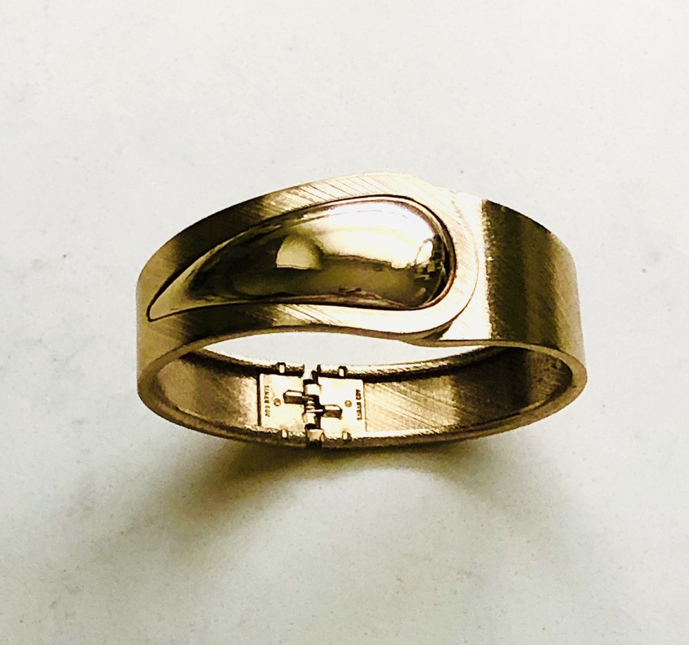VTG SARAH COVENTRY HINGED SHINY/TEXTURED GOLDTONE CLAMPER BYPASS BANGLE BRACELET
