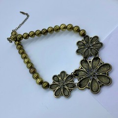 VINTAGE ? BRASS OR METAL ALLOY PINK GLASS TRIPLE FLOWER BEAD NECKLACE