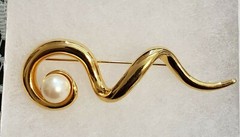 Vintage Signed Avon Faux Pearl Goldtone Ribbon Swirl Brooch Pin Secure Clasp