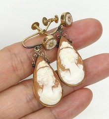 Vintage 14KT Gold Teardrop Shaped Handcarved Portrait Cameo Dangle Earrings