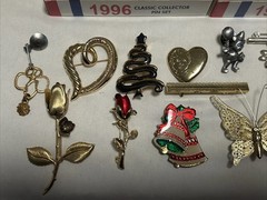 Vintage Lot of 25 Brooches Pins Gold Silver Tone VTG Collection Mix Variety