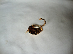 VTG 1970s SCALLOPED SEASHELL GOLD TONE HINGED W/ SAFETY CATCH DRESS/SCARF CLIP