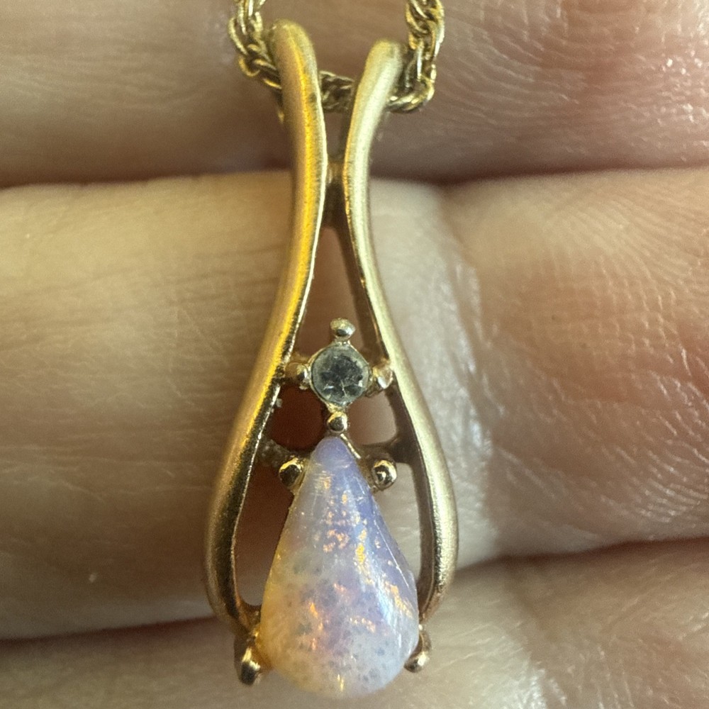 Avon Faux Fire Opal And Rhinestone Teardrop Gold Tone Pendant Necklace Vintage
