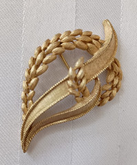 Vintage Crown Trifari Gold Tone Etched Leaf and Ribbon Spray Brooch