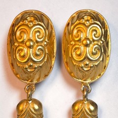 VINTAGE JEAN & KUNIKO SCULPTURAL ETRUSCAN DANGLE DROP CLIP-ON EARRINGS