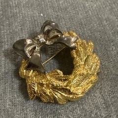 Vtg Mixed Metal Gold & Silver Tone Holly Berries Bow Wreath Brooch Pin